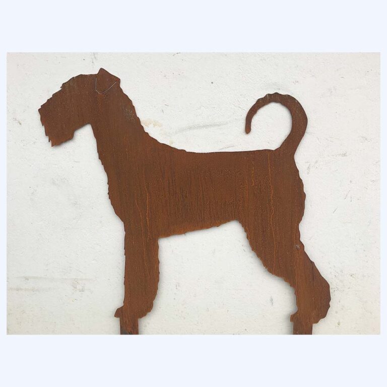 Rostiger Airedale Terrier als Blechfigur im Rasen eingesteckt