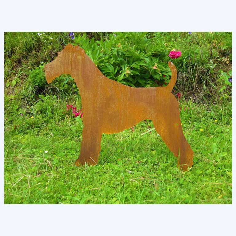 Rostiger Fox Terrier als Blechfigur im Rasen eingesteckt