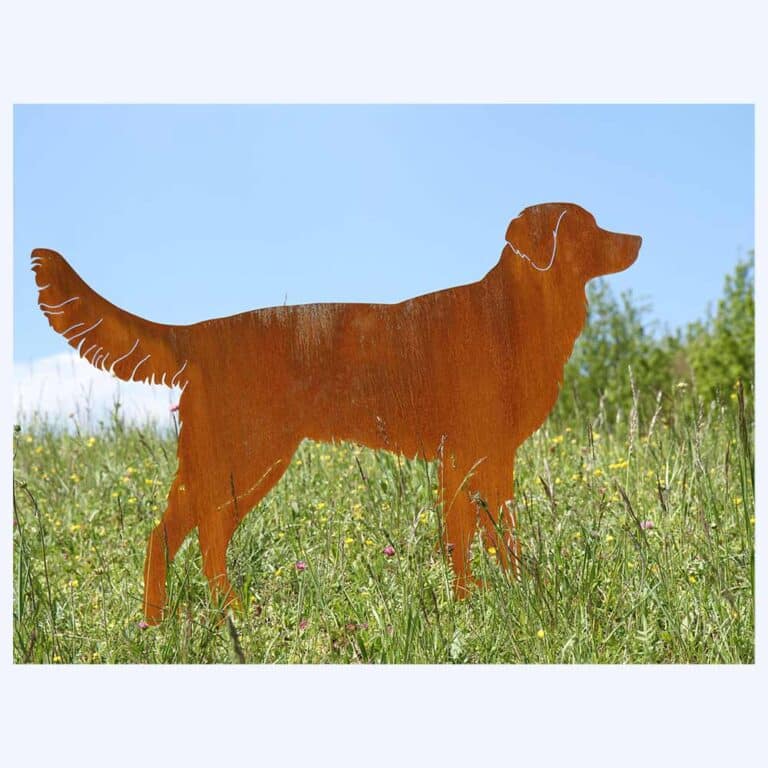 Rostiger Golden Retriever als Blechfigur im Rasen eingesteckt