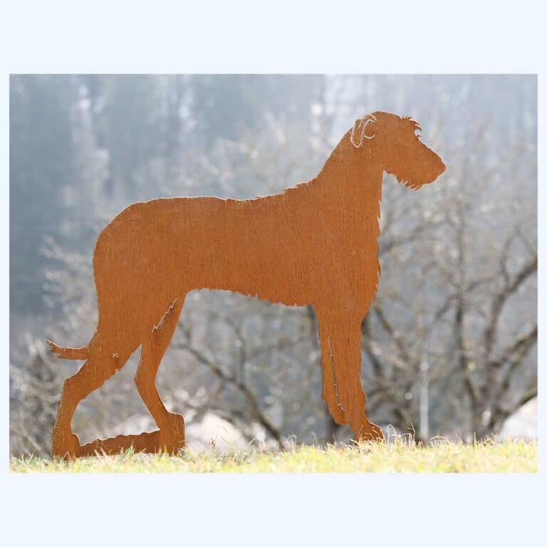Rostiger Irish Wolfshund als Blechfigur im Rasen eingesteckt