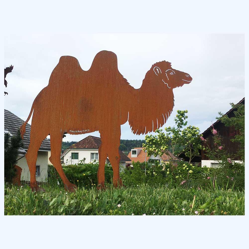 Kamel als Rostfigur im Rasen eingesteckt