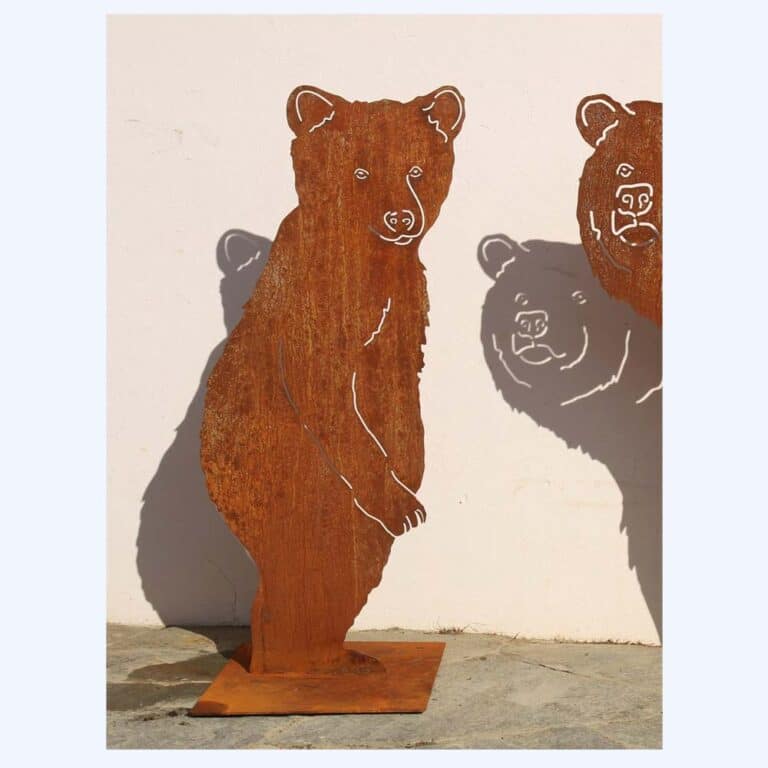 Rostiger kleiner Bär stehend als Blechfigur