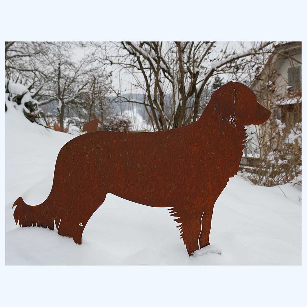 Rostiger Koojkerhund als Blechfigur im Schnee eingesteckt