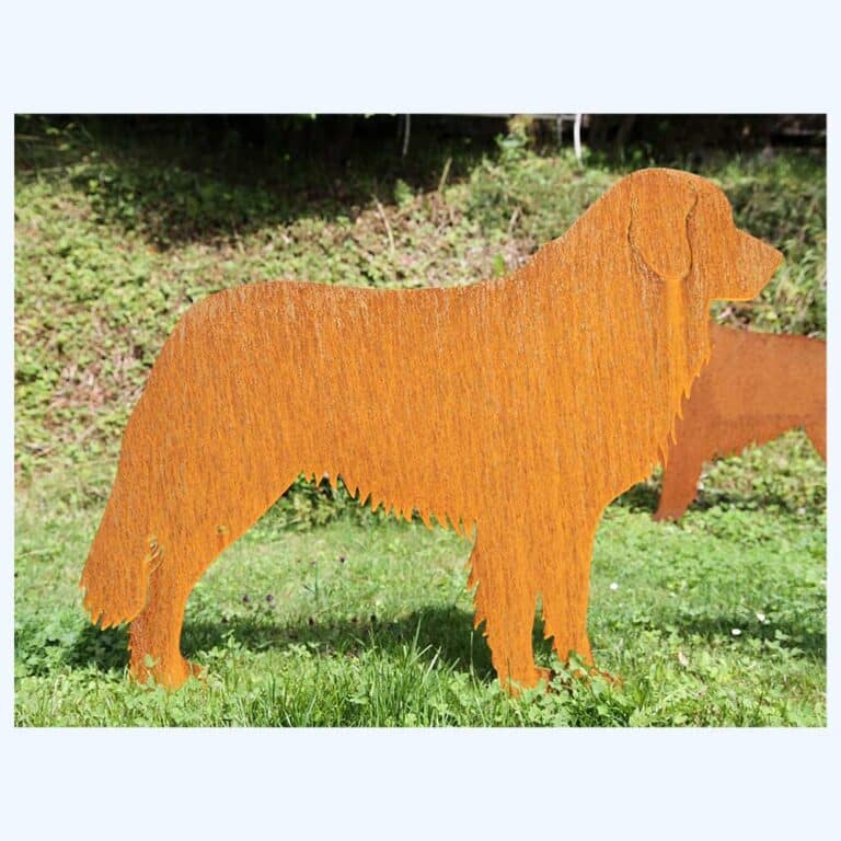 Leonberger als Rostfigur im Rasen eingesteckt