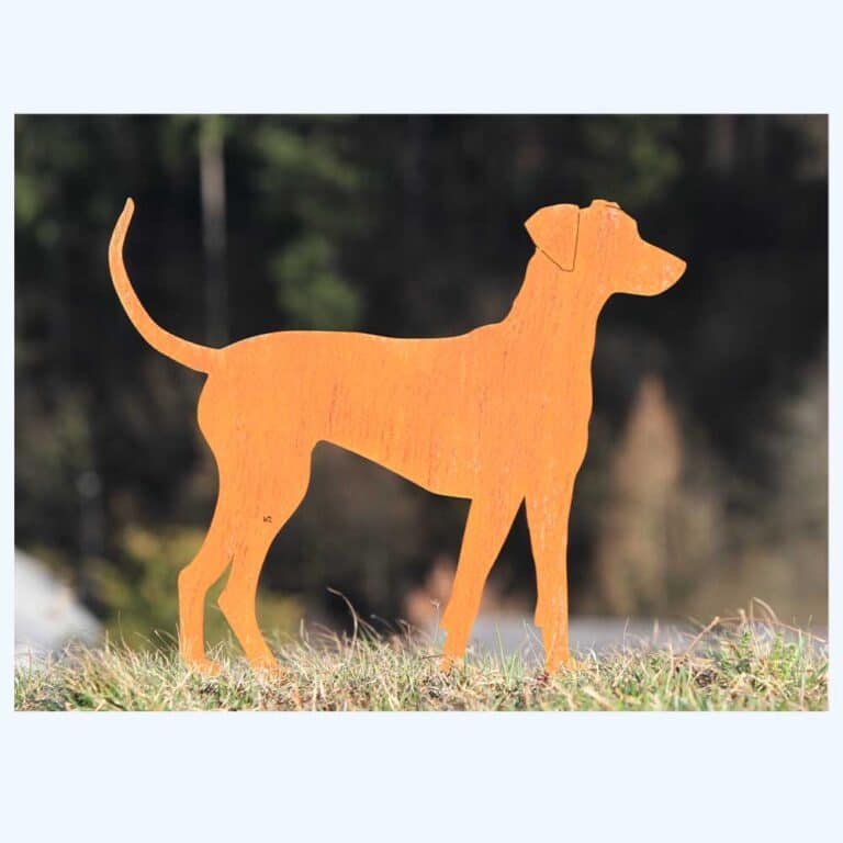 Rostiger Manchester Terrier als Blechfigur im Rasen eingesteckt