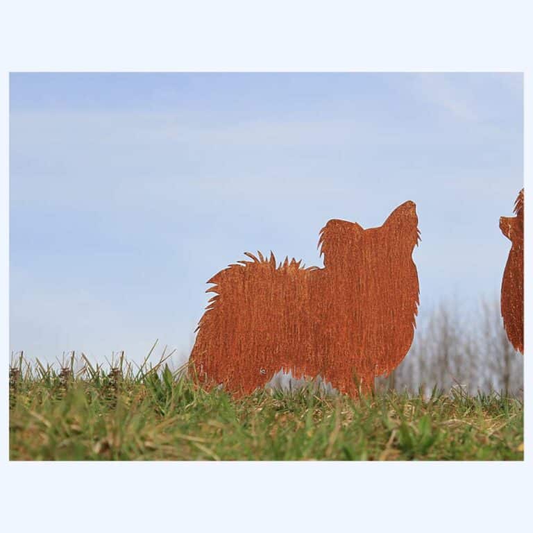 Papillon als Rostfigur im Rasen eingesteckt
