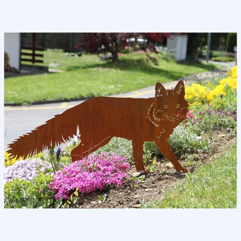 Rostiger Rotfuchs als Blechfigur im Rasen eingesteckt