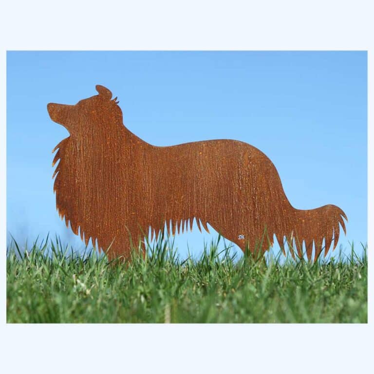 Rostiger Sheltie als Blechfigur im Rasen eingesteckt