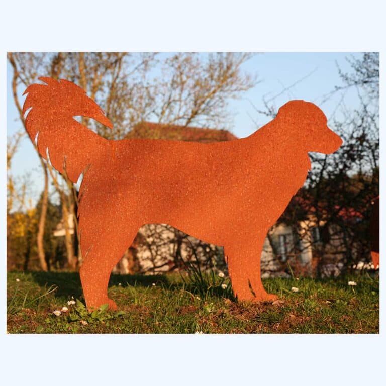 Rostiger Toller als Blechfigur im Rasen eingesteckt