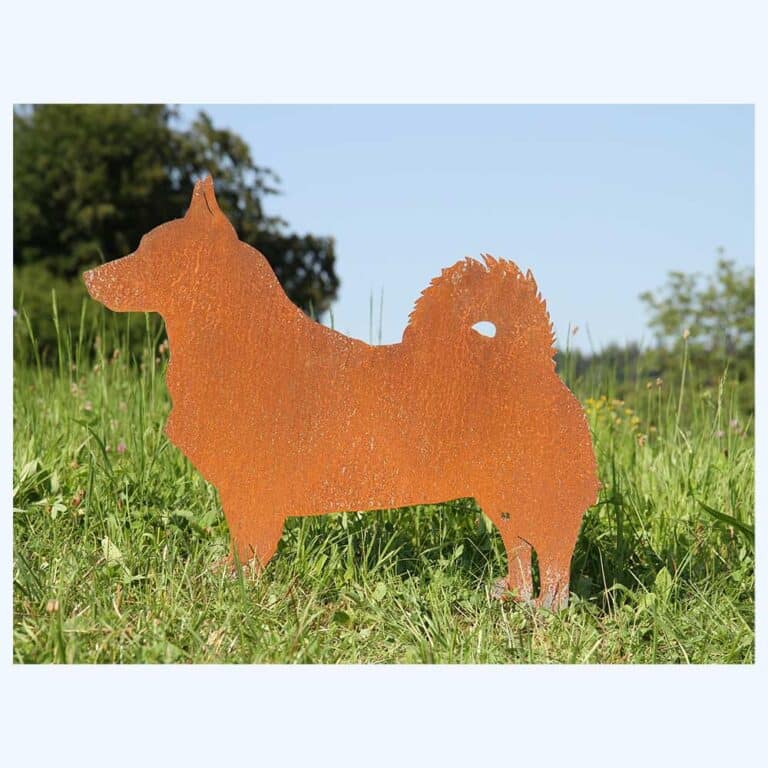 Rostiger Vaestgoetaspets als Blechfigur im Rasen eingesteckt