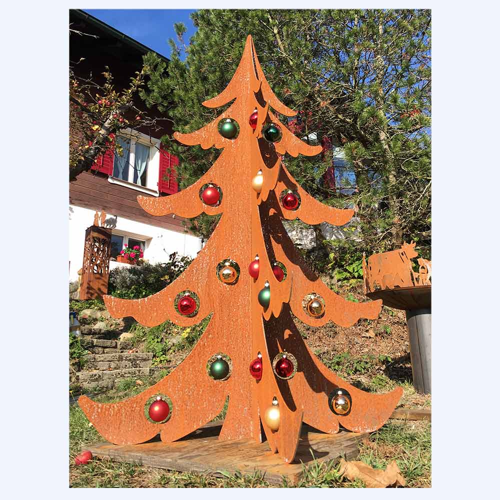 Rostiger Weihnachtsbaum als Blechfigur auf Platte
