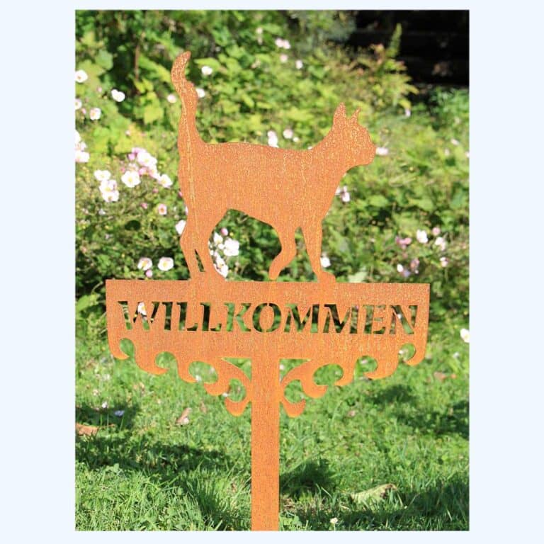 Willkommens-Schild mit Katze als Rostfigur im Rasen eingesteckt