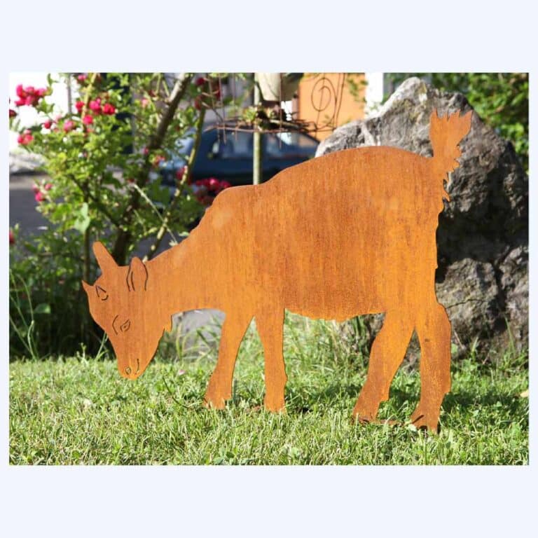 Ziegenkitz grasend als Rostfigur im Rasen eingesteckt