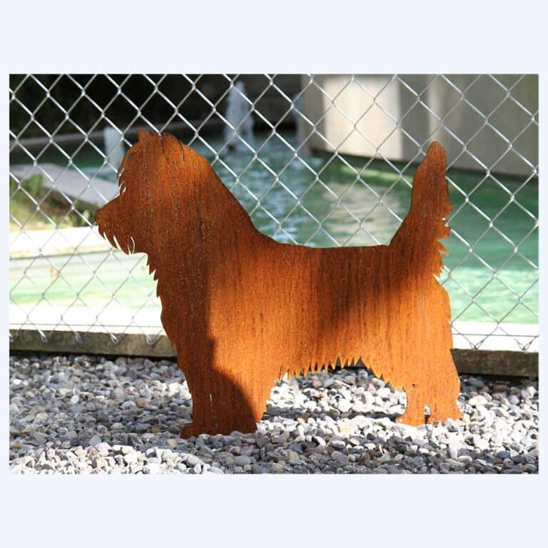 Rostiger Cairn Terrier als Blechfigur im Garten eingesteckt