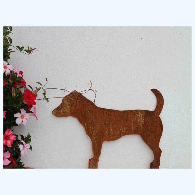 Jack Russel Terrier als Rostfigur im Rasen eingesteckt