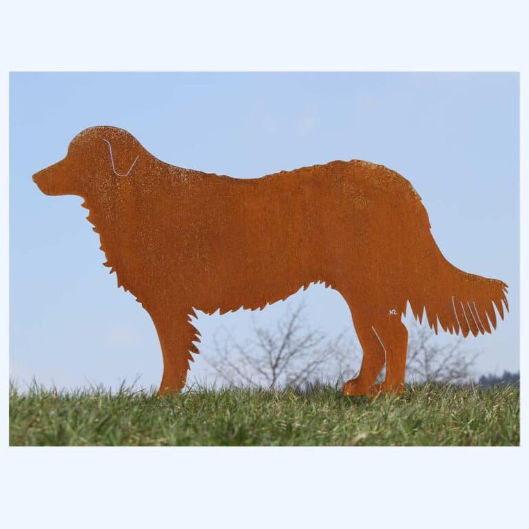 Kuvasz als Rostfigur im Rasen eingesteckt