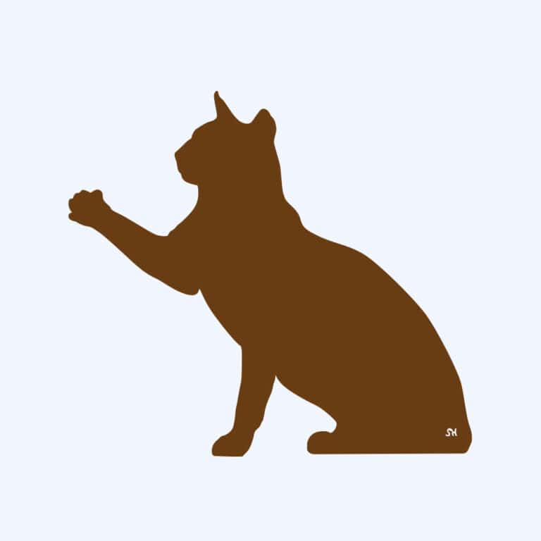 Rostbraun eingefärbter Prototyp der Rostfigur spielende Katze