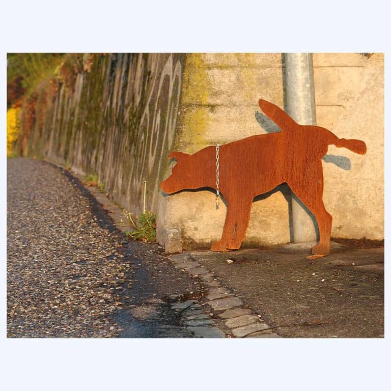Streuner als Rostfigur der an einen Pfosten pinkelt
