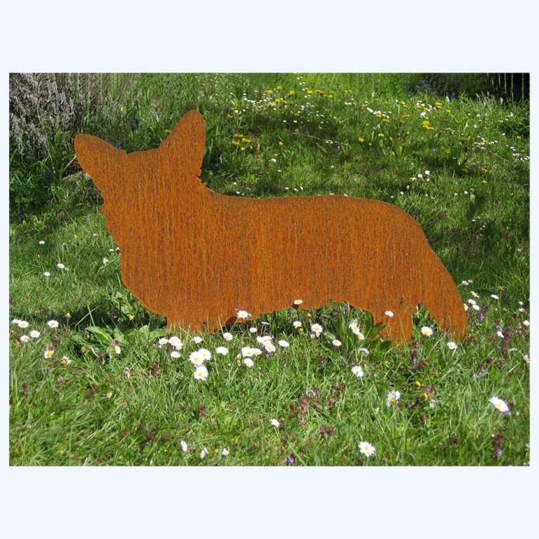 Welsh Corgi als Rostfigur im Rasen eingesteckt