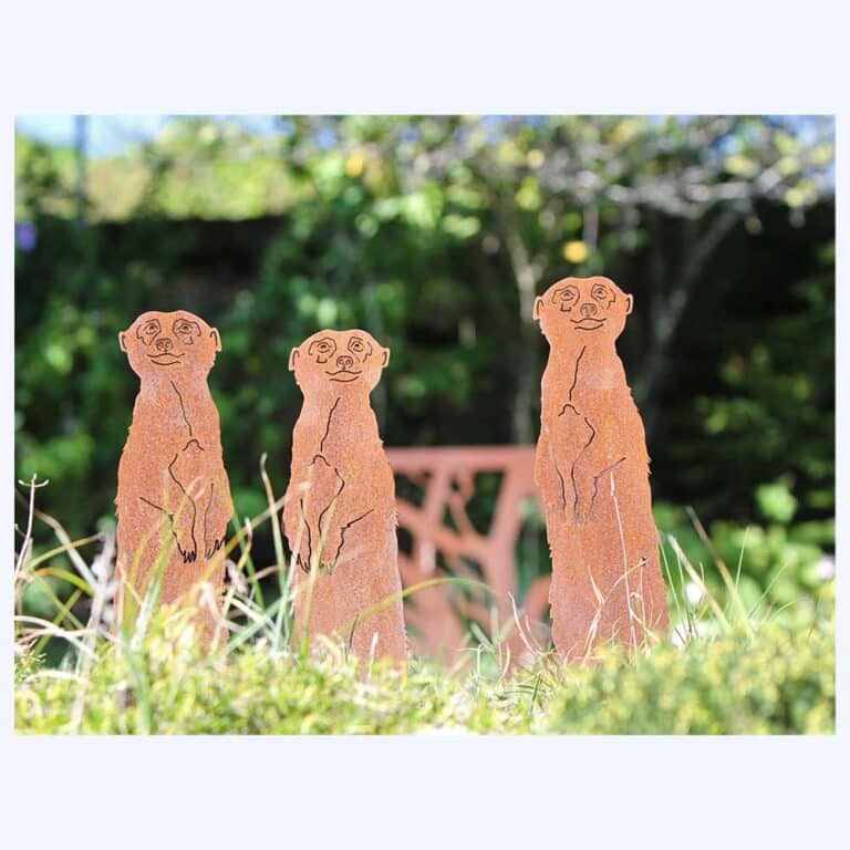 3 rostige Erdmännchen als Blechfigur im Rasen eingesteckt