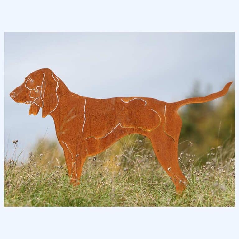 Rostiger schweizer Laufhund als Rostfigur im Rasen eingesteckt